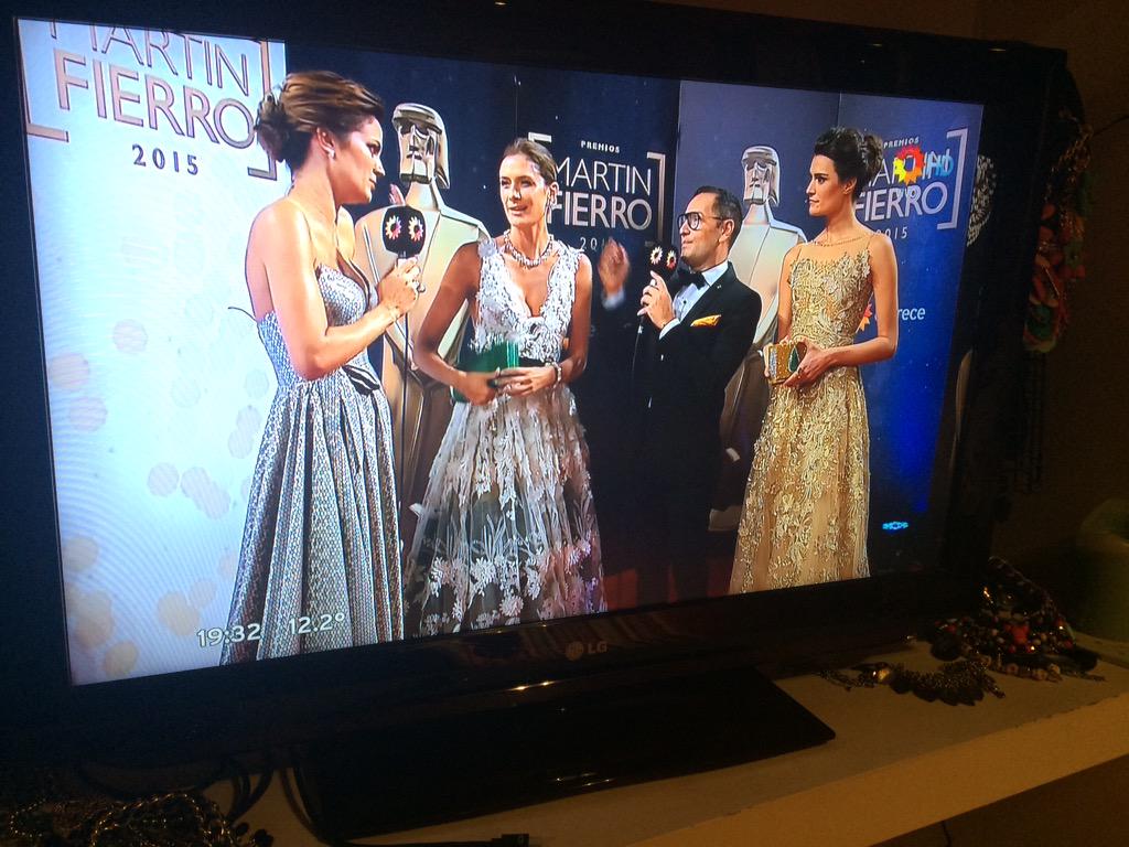 RoVivasok's tweet photo. Bellas bellas #PriPrete @paulitachaves x @GabrielLageOK @carolakirkby x @saiach #AlfombraRoja #MartinFierro2015 ✨ http://t.co/68qQtU9mCu