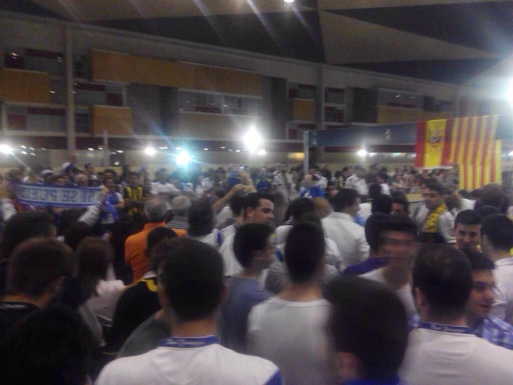 RealZaragoza's tweet photo. ¡Impresionante el recibimiento a los Héroes de Montilivi en Delicias! ¡��Gracias afición!!
#ZaragozaNuncaSeRinde http://t.co/R1YiRWvijn