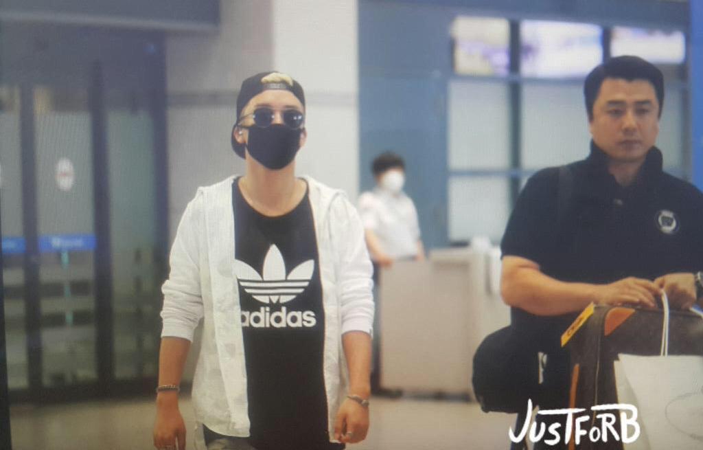 [15/6/15][Pho] BIGBANG @ sân bay Incheon trở về từ Hồng Kông CHg2rf9UcAAfv62