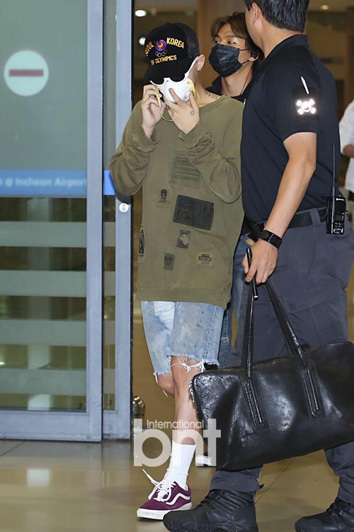 [15/6/15][Pho] BIGBANG @ sân bay Incheon trở về từ Hồng Kông CHg7fPdUsAEjtOP