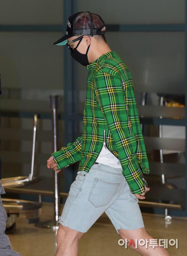 [15/6/15][Pho] BIGBANG @ sân bay Incheon trở về từ Hồng Kông CHg7pF5UAAAhyK_