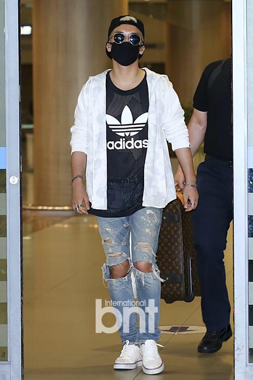 [15/6/15][Pho] BIGBANG @ sân bay Incheon trở về từ Hồng Kông CHg7wLXUEAITsX3