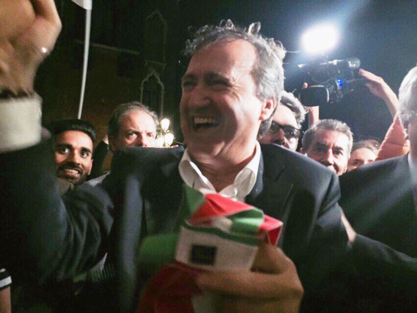 corriereveneto's tweet photo. #elezioniVenezia L'arrivo di @LuigiBrugnaro a Ca' Farsetti VIDEO http://t.co/gKqJuVyeH0 http://t.co/ffPNKaAc78