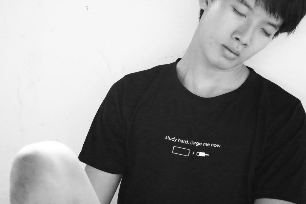 chargemenowtees's tweet photo. @Root_Words (RT) เสื้อสำหรับคนเรียนหนักจนแบตหมดดดด ทำล็อตสุดท้ายแล้ว สั่งได้เลย 250.- มีM/L/XL ซื้อเยอะลดดด! http://t.co/XPHJbwOom9
