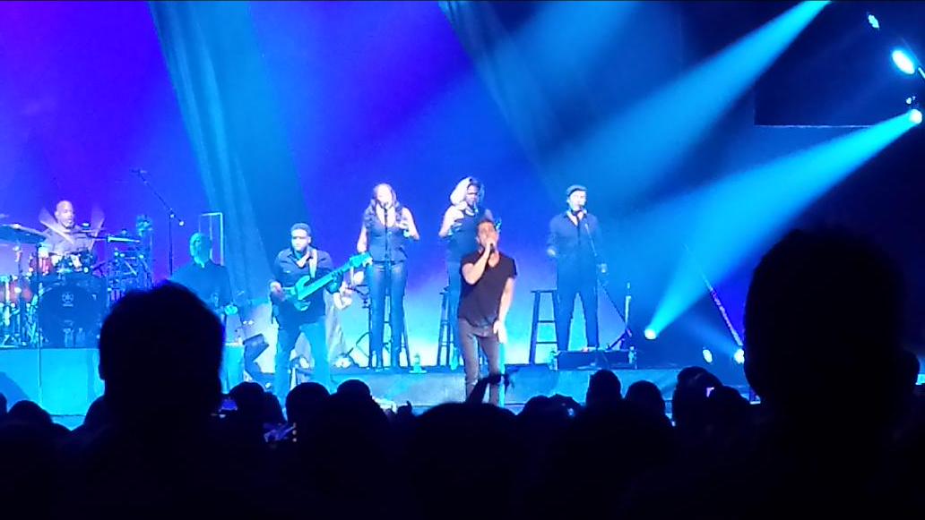 HallgrenKaren's tweet photo. @ThisIsRobThomas fantastic concert last night!  Can't wait for the album! #TheGreatUnknown2015 http://t.co/cycgBGOWs2