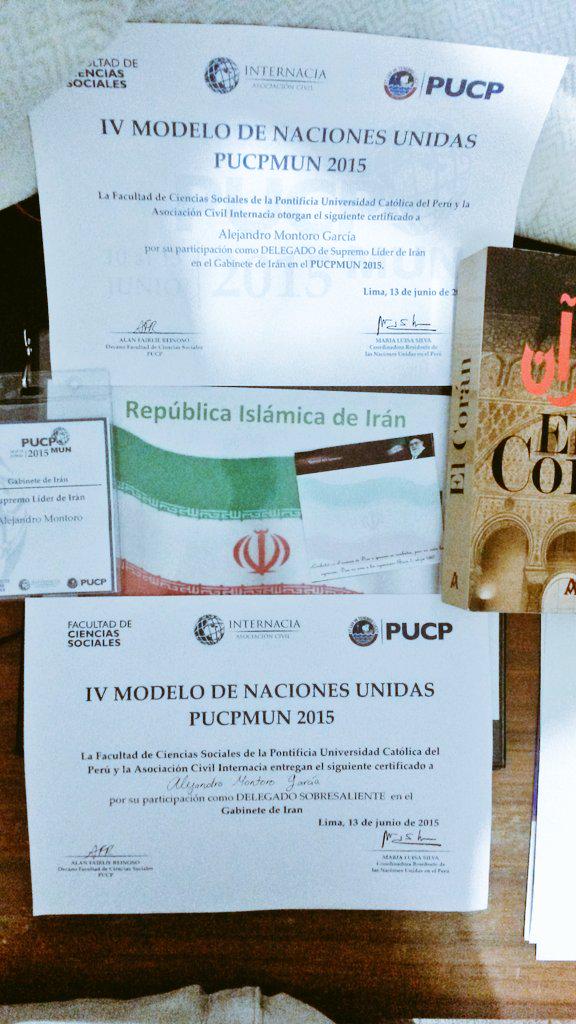 AlejandroMg323's tweet photo. Tras largas semanas sin dormir bien, solo me queda sonreír por el objetivo cumplido. #OutstandingDelegate #PUCPMUN http://t.co/8zKOrxXMP9