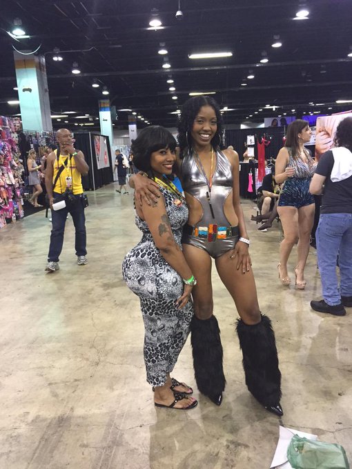 Me & #bosslady @therealdassxxx @cherokeedassxxx @EXXXOTICA #EXXXOTICACHI #thatasstho #themthighstho #sexysmiles