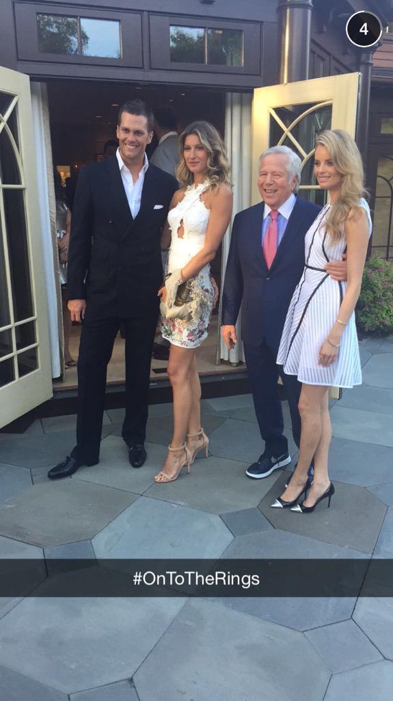 LimNeeson's tweet image. Kings to King things #HandPlacement #TB12