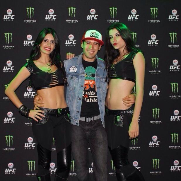 QroCop's tweet image. Caralho. That's what you get when you wear a @Renato_Laranja tshirt #UFC188