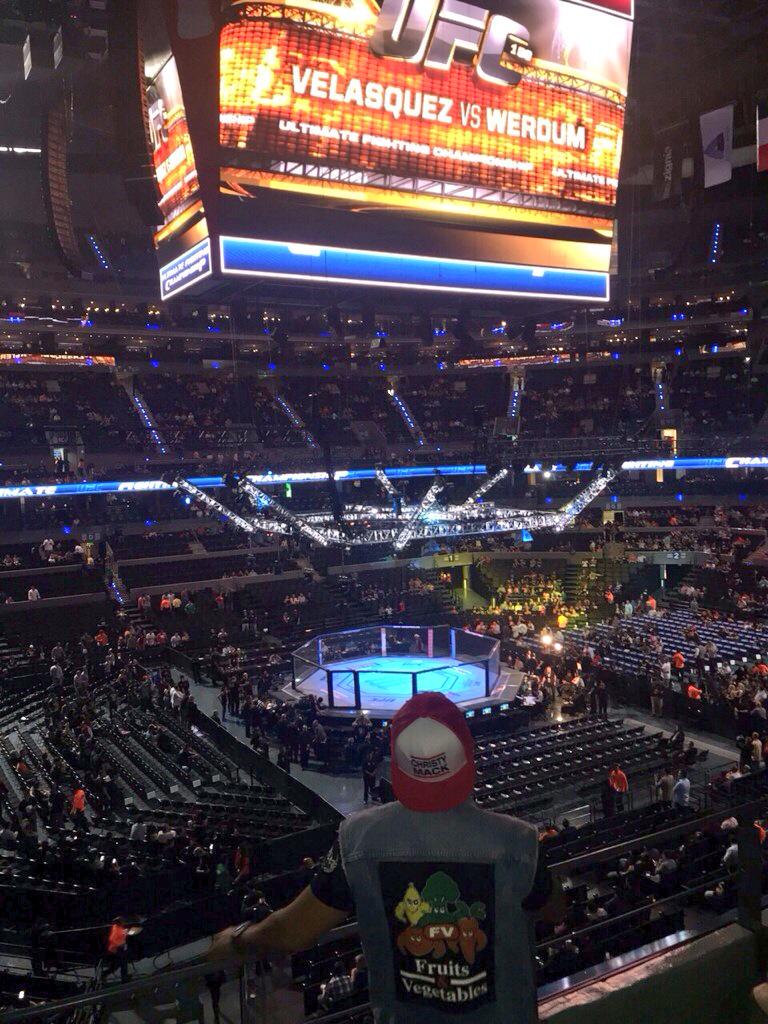 QroCop's tweet image. Caralho. That's what you get when you wear a @Renato_Laranja tshirt #UFC188