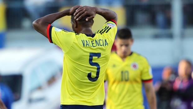 24HorasTVN's tweet photo. Hincha colombiano es apuñalado en riña durante el duelo con Venezuela→ http://t.co/K45A0uuEs8 http://t.co/XCgrlHAc2G