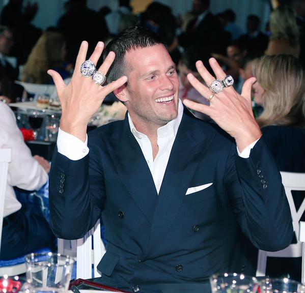 985TheSportsHub's tweet image. Patriots receive Super Bowl XLIX rings. cbsloc.al/1MV6RC4