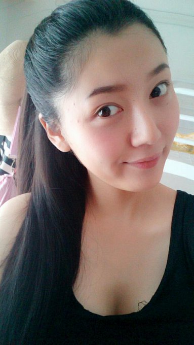 今日はハーフアップヾ(@゜▽゜@)ノ に日焼け止めに眉毛描いただけ(〃^ー^〃) http://t.co/cbxR07Ib6C