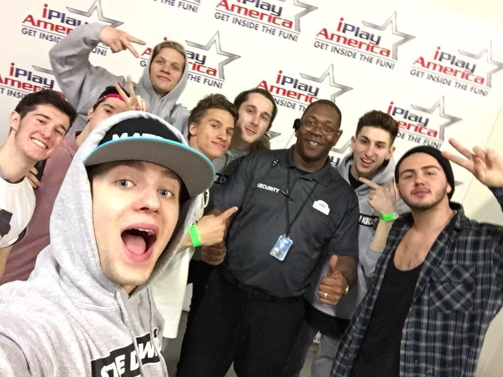 FLOWERKlD's tweet image. RT IF THESE 9 GUYS MAKE YOU HAPPY #SdkFollowParty @Settledownkids