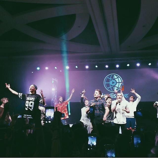 FLOWERKlD's tweet image. I love their party on stage #SdkFollowParty @Settledownkids