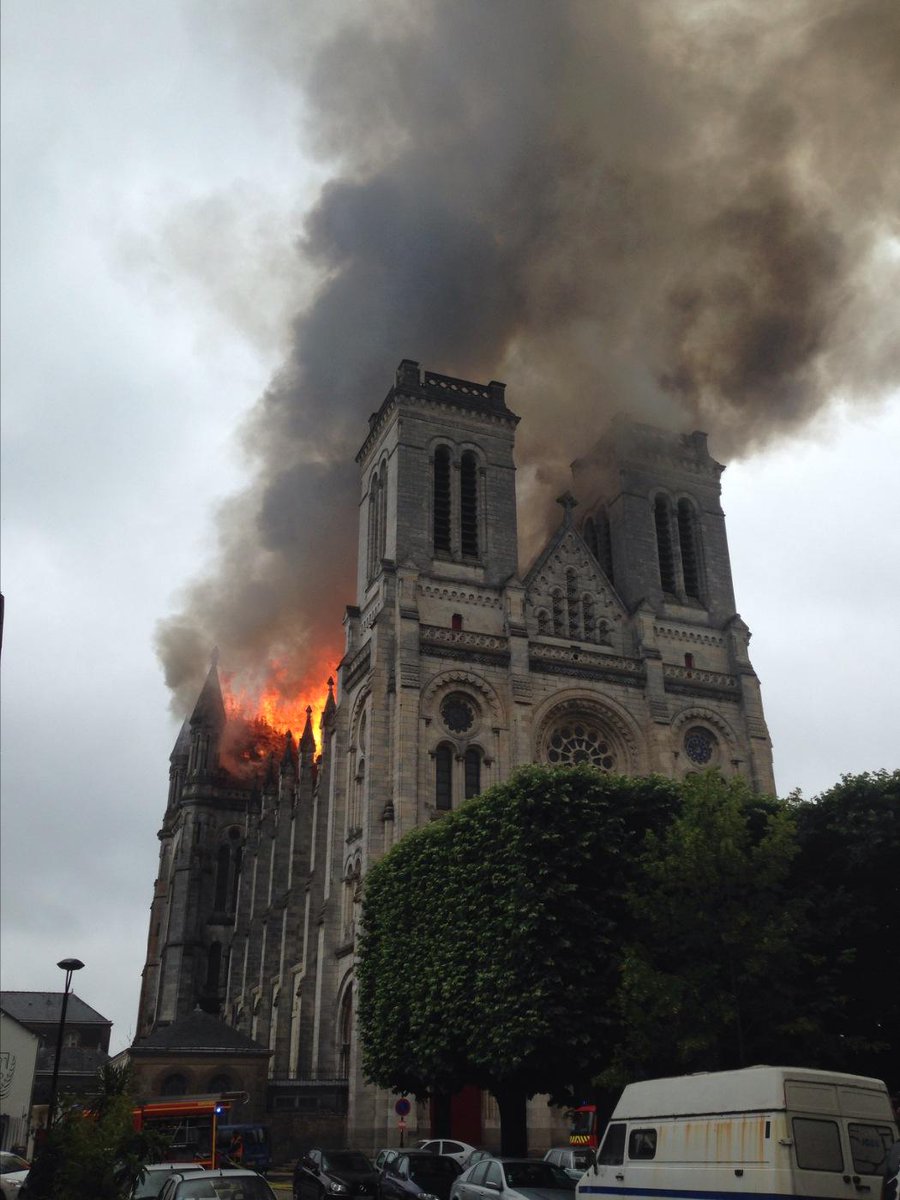 Ca brûle à Nantes! La basilique saint Donatien en flamme ! CHh45N1WsAAaGeY