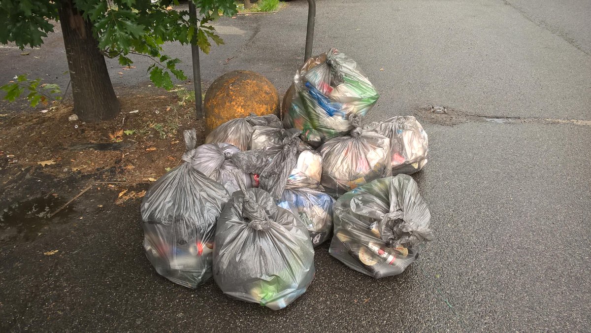 FiabCremasco's tweet photo. Ieri #EcoAzioni nonostante la pioggia. Pulita la stazione a Crema e la passeggiata lungo il Serio. #Nonsolorifiutando http://t.co/63pv62iTYX