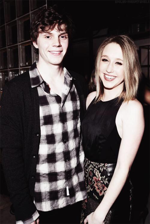 AHScreencap's tweet image. now that Evan Peters and Emma Roberts have split, this can finally happen