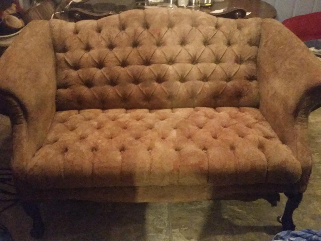 StahlKrista's tweet photo. PS look at this amazing couch I found. Can't wait to strip and redo it. #crafty #justredoit 🔧🔨 #itwasfree http://t.co/NfH4NJEM2Z