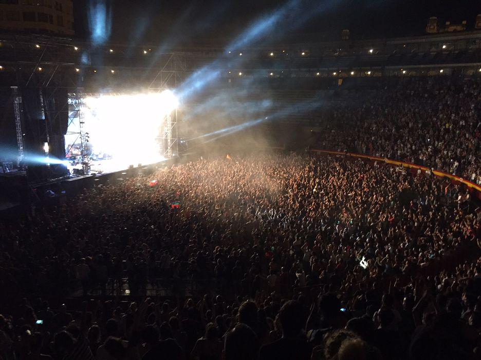 valenciaplaza's tweet photo. Unas 10.000 personas celebran con Calle 13 y La Gossa Sorda el cambio en Valencia http://t.co/DUfmYg8oKc http://t.co/JnPouy7Yk5
