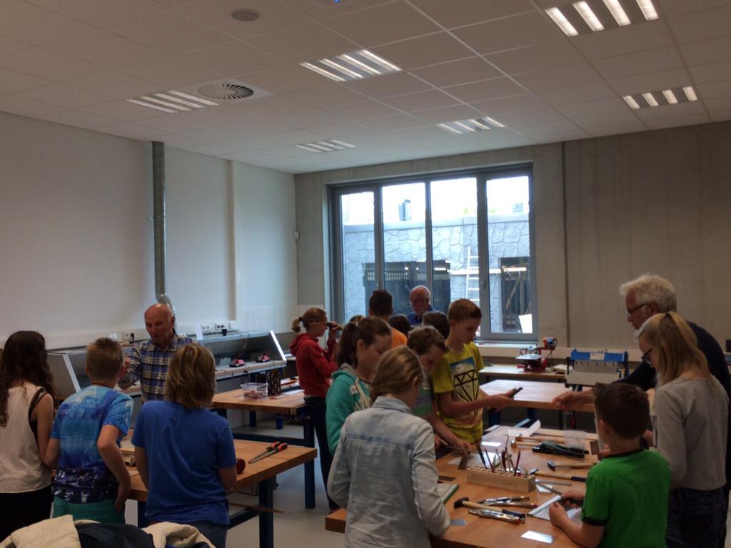 Groep 8B op bezoek in het technieklokaal <a href="/liemerscollege/">Liemers College</a> Landeweer