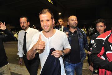 eldesmarque_rbb's tweet photo. 🎥 Así fue la llegada de Van der Vaart a Sevilla. ¡Ya puedes verla en vídeo! http://t.co/Lu35qFtzDB #Betis http://t.co/G0wJys2kZl