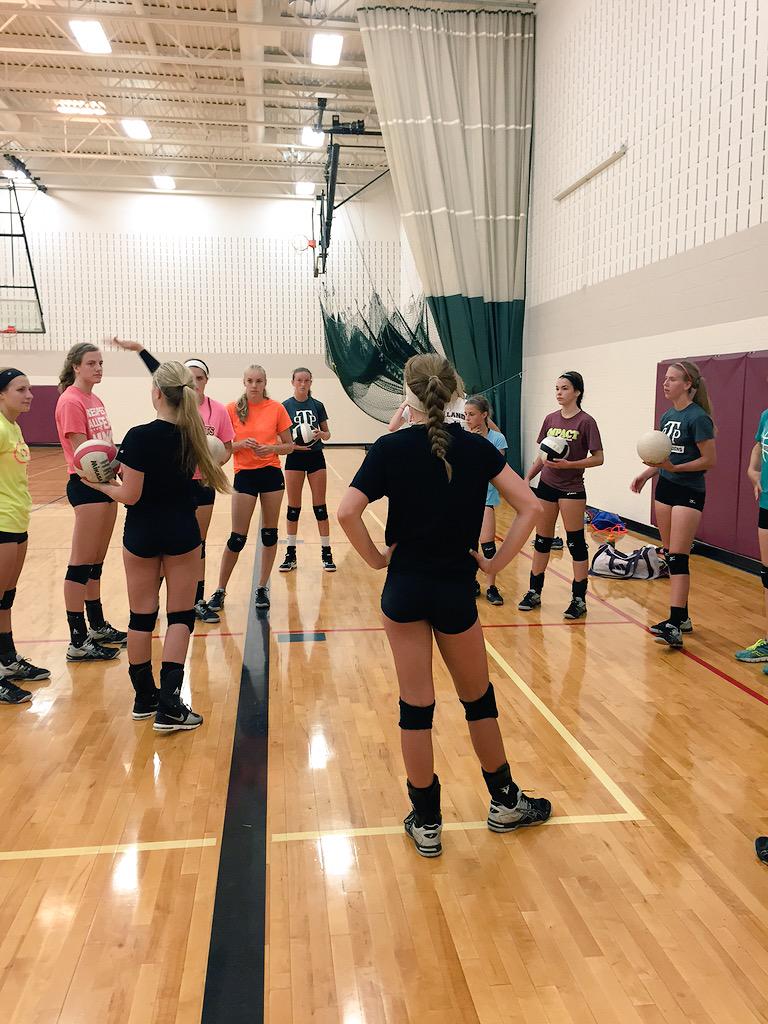 HCHSVB's tweet photo. Seniors taking leadership and helping everyone get after it. #HCVB #MaroonsMotivationMonday http://t.co/BlAoWCmk0y