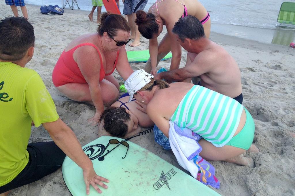 Two teens mauled by 17-foot shark sunpl.us/6011B6ibN
