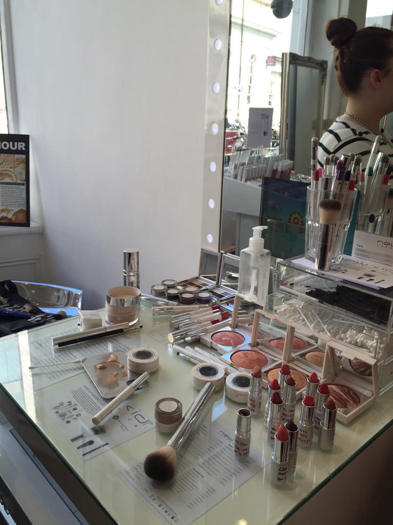 thekellycolman's tweet photo. A busy day #photoshoot for @NewCIDCosmetics #faceofnewcid #2015 http://t.co/9mNJZnPenP