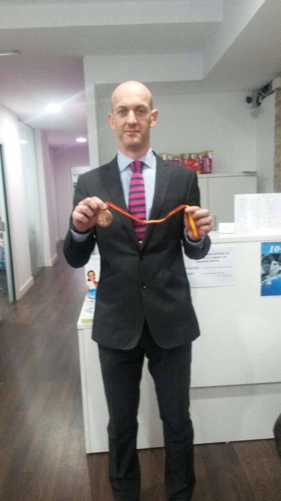 sportsaludinfo's tweet photo. En SportSalud con el trofeo el @dr_Sacristan 3º d su categoría d edad VII Campeonato de España de Ciclismo de Médicos http://t.co/kMGUB6fMZL