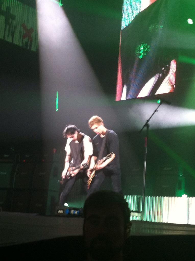 WYRFiveSOS's tweet photo. #ROWSYOLondon http://t.co/cuRbtFyvSV