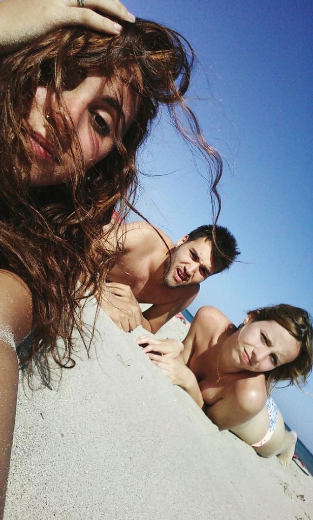 Sarah_mtnez's tweet photo. No podiamos haber empezado mejor .. ❤🌞🍸🌊 @rociors22 @PauGarcia28 @Consu_97 @PilimLopezz http://t.co/CXpMy266Bs