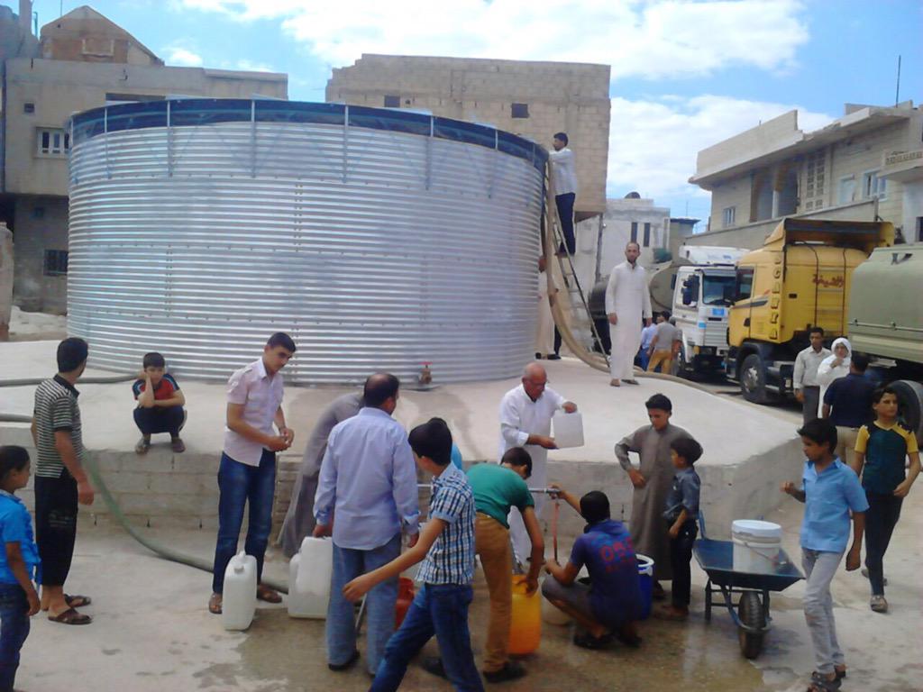 Mark_Goldring1's tweet photo. .@Oxfam supplying and trucking water for displaced people in Salamya, Syria with @DFID_UK support. http://t.co/gRZvZkkVfM