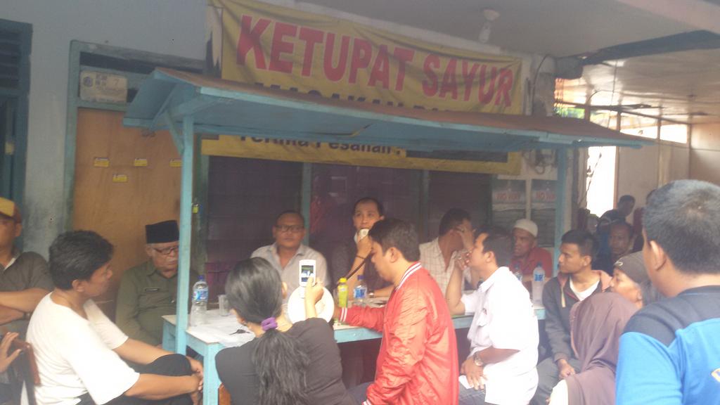 Diskusi bersama warga Rawajati Barat terkait penggusuran pemukiman warga *admin