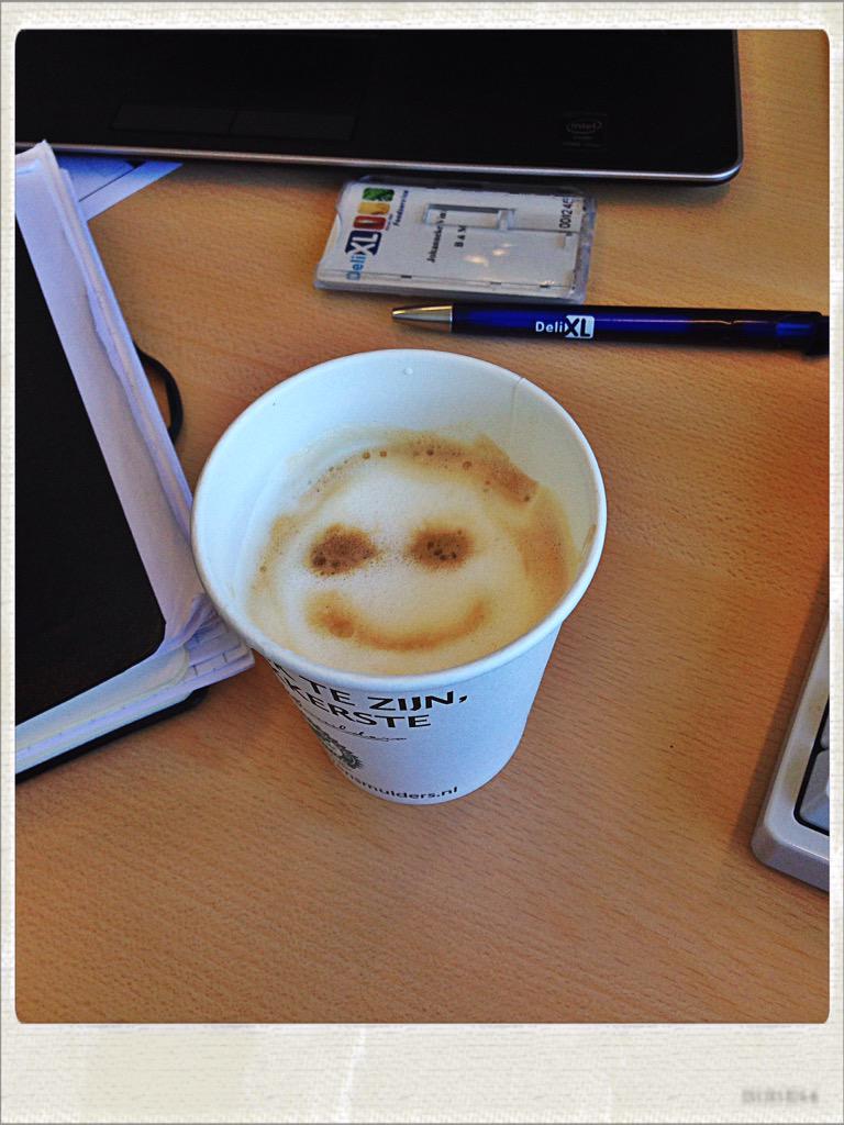 Dit zijn de mooie momenten #kantoor #latteart #dank #collegaJulian
