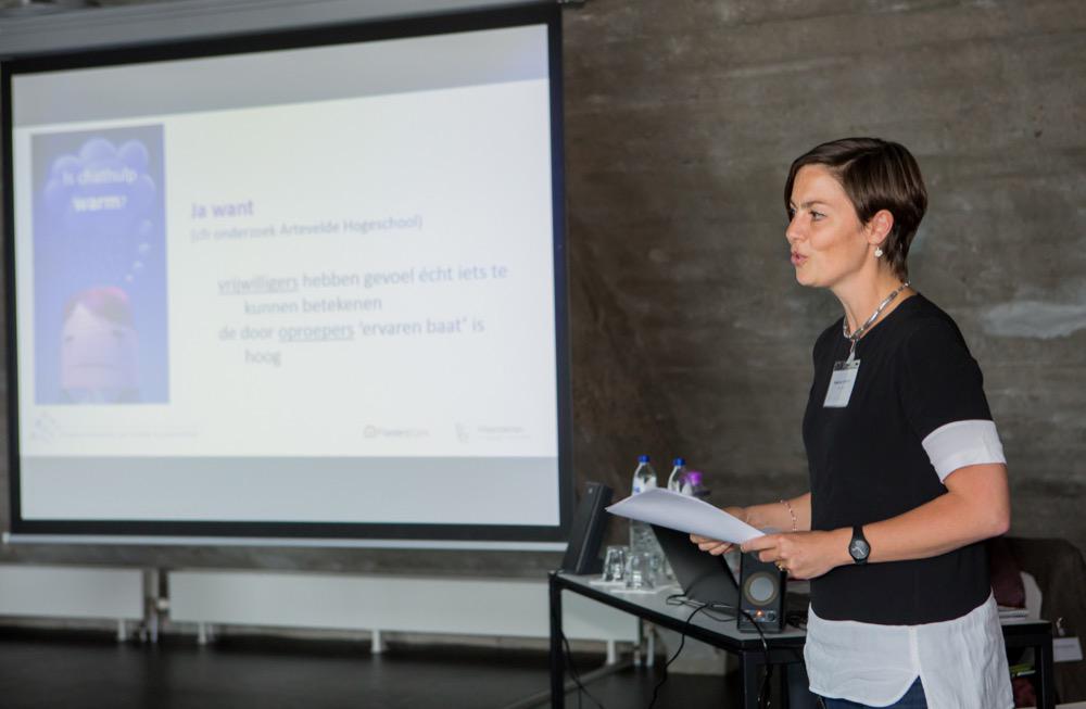 Over chathulp getuigden <a href="/VrijeCLB/">VCLB</a> &amp; <a href="/teleonthaal/">Tele-Onthaal</a> op <a href="/FlandersCare/">Flanders' Care</a> congres #onlinehulp ow.ly/OkkVt #SOMEC