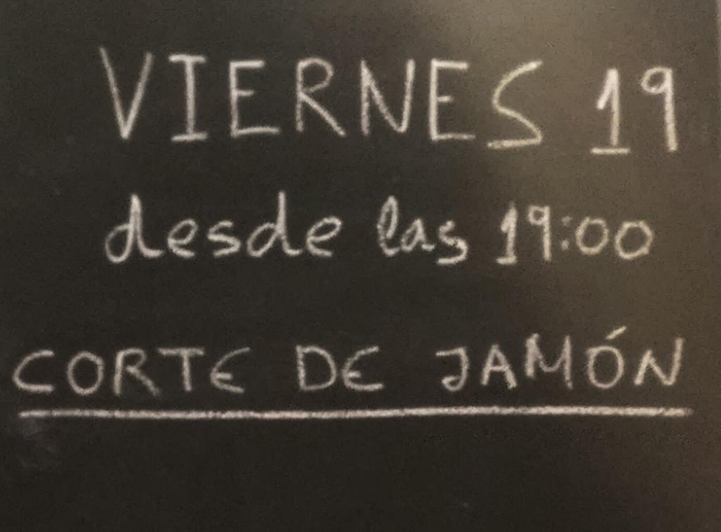 GuriaBar's tweet photo. El viernes desde las 19:00, cortador de #jamón #ibérico en #GuriaBar ¡Te esperamos! http://t.co/IqE71fMHpB
