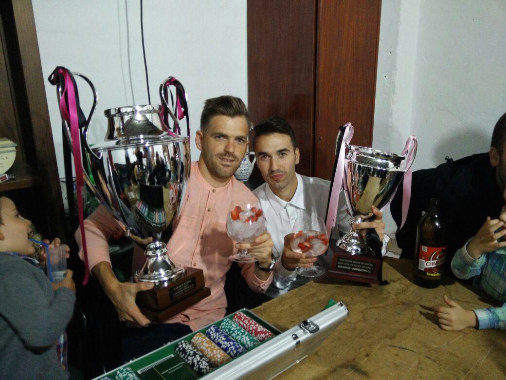 independient_fc's tweet photo. @tomasillo91 máximo goleador este año y @juanmi_07 posando con los trofeos. Comida de final de temporada. http://t.co/TTKJlCG4iv