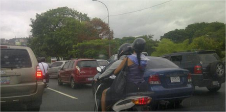 Vía  <a href="/DeKrisYoselith/">Cris Delgado</a>: Tránsito antes del dist. el pulpo, por la francisco fajardo, sentido o-e