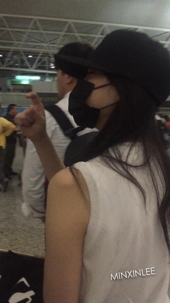 egghead_me's tweet photo. Fan: IU ~ Are you tired? Are you ok?"
IU: "์กฐ๊ธโฆ"
#IU #QueenOfFanService ๐ญ cr: minxinlee http://t.co/Hsu3EV9T3D