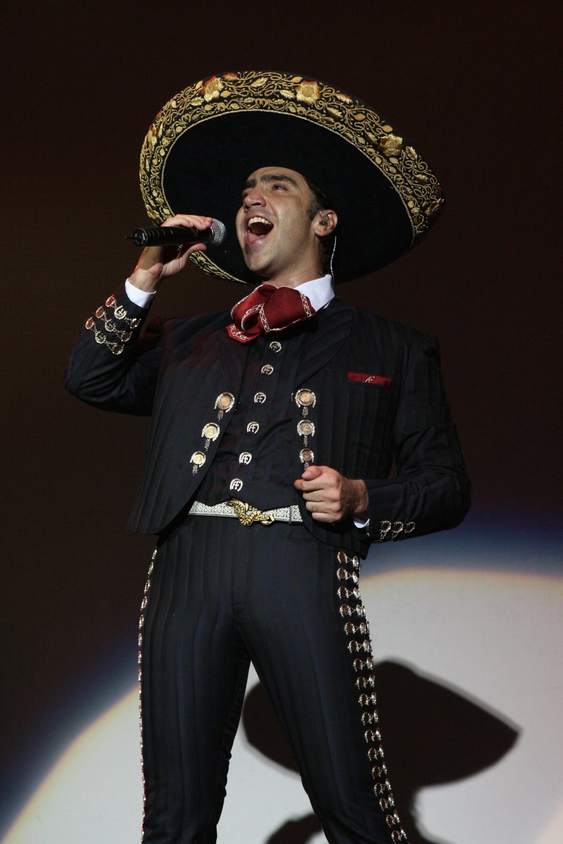 Es todo un honor portar esta maravilla de traje! mariachi Es todo un honor portar esta maravilla de traje! mariachi