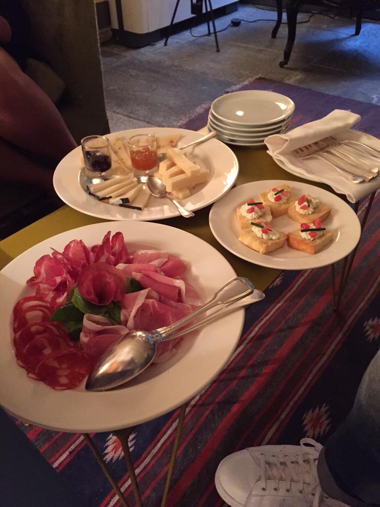 misterfrencis's tweet photo. aperitivo at #bugande #OnFleek 🍸 http://t.co/AF4DG3y22a