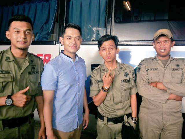 Gantengan yg pake sragam, hehe "<a href="/timboel_KMS/">Thimboel</a>: Gak kalah ganteng dah mokonya sama samping <a href="/Dude__Harlino/">Dude Harlino</a> wkwkwkkw "