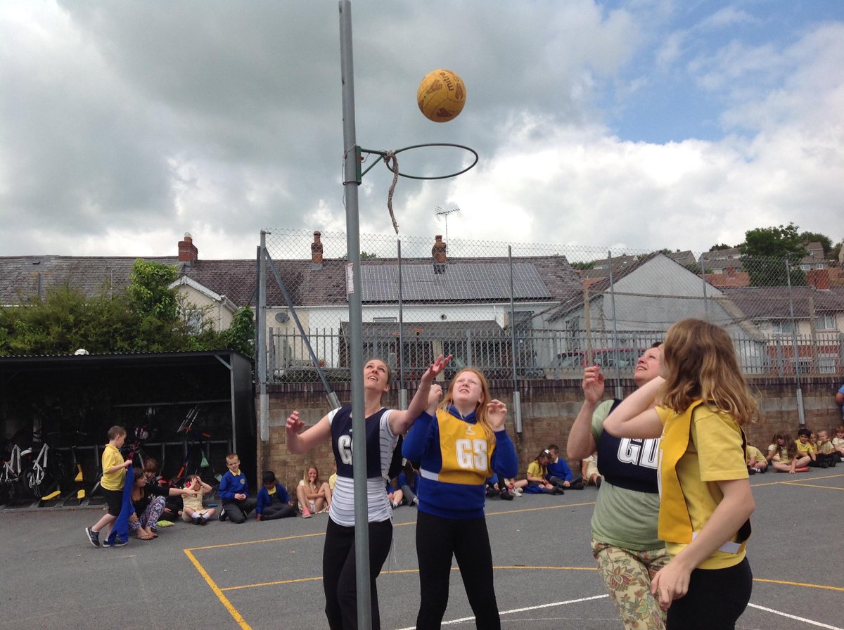 RichmondParkCPS's tweet image. Yr 6 played the staff in our annual #netball game today and ran them around the court #GreatExercise #CompetitiveFun