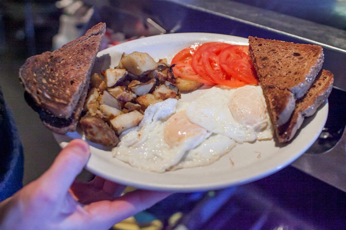 midnightpoutine's tweet image. Get your #dailybread at #BagelsEtc. #breakfast #russian #bread #montreal #mtl #Plateau #classic #eggs #hashbrowns #qc