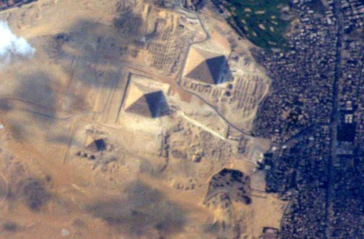 PaperFliesINT's tweet photo. Yes, you can see the Pyramids from space! Read the full story here: http://t.co/vi1sWmsRTT http://t.co/O48hN77BIA