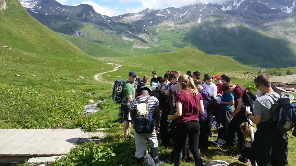 PiddlyG's tweet photo. @DartfordGS fantastic weather on our day out to the River Guisane... smiles all round in @serreche_uk :) #Alps2015 http://t.co/RiJmvzla66