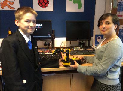 FUZEArena's tweet photo. Josh @ Sunbury Manor School, Surrey having fun with his robot arm &amp; FUZE
http://t.co/sxPFKqPo2Y @fuzelair http://t.co/V2eIYG6i2H