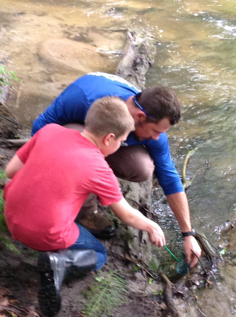 Dacresclass's tweet photo. Releasing the salmon. #ontariostreams @MacvillePS @KellyKawabe @PDSB_eco @PeelSchools http://t.co/gVC1eEQL8V