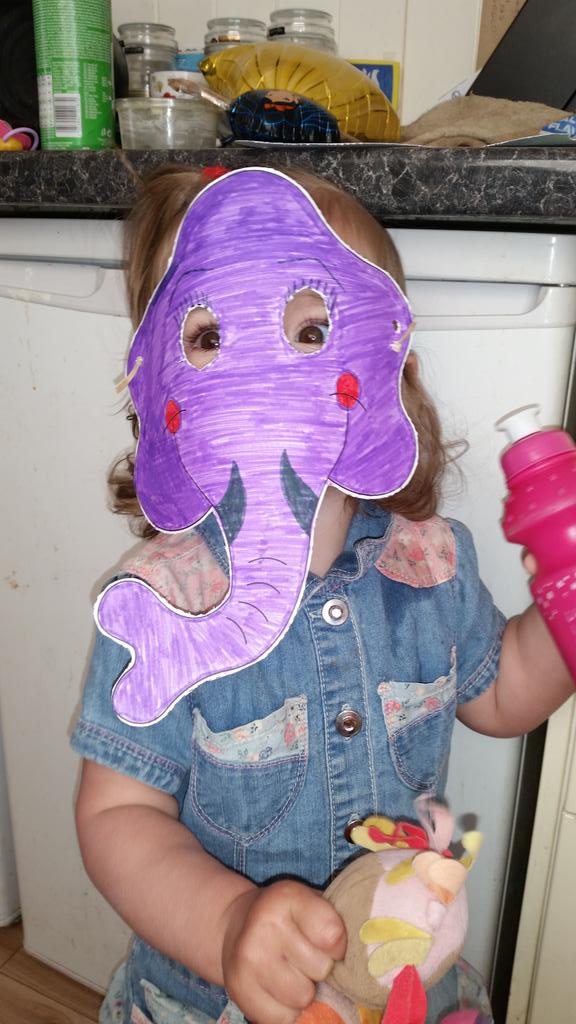 b13ede7ea13e47e's tweet photo. Belles first lollypop.  Saioa, rhys and isabella are my little elephants # jungle #week #love http://t.co/X5iCaAnVIn
